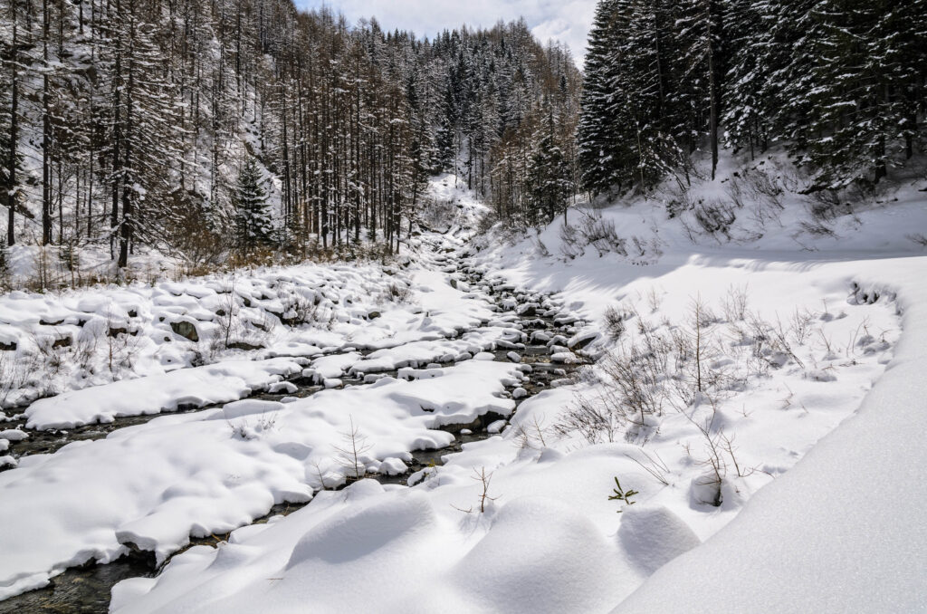 Lago di Bout du Col su neve fresca in una fredda giornata di primavera